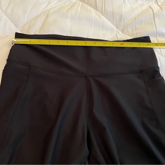 Old Navy Black PowerSoft 15.5” Inseam Crop Capri Women’s Leggings (size XL) - Picture 5 of 6